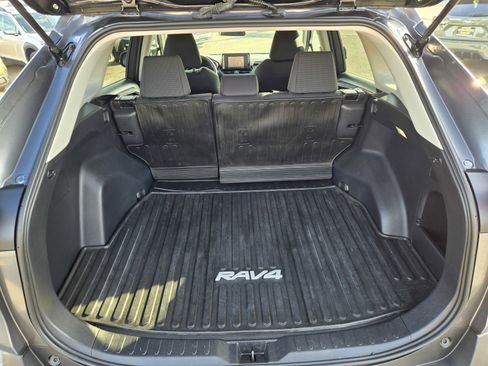 Used 2022 Toyota RAV4 LE image 10