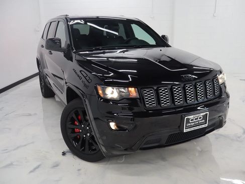 Used 2017 Jeep Grand Cherokee Altitude AWD/4WD image 2