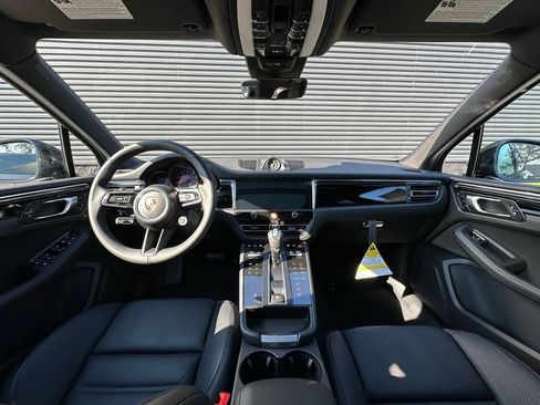 Certified 2026 Porsche Macan AWD/4WD image 6