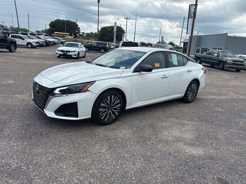 Used 2025 Nissan Altima 2.5 SV FWD image 7