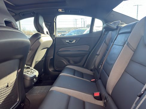 Used 2021 Volvo S60 T5 R-Design image 9