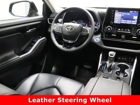 Used 2020 Toyota Highlander XLE image 33