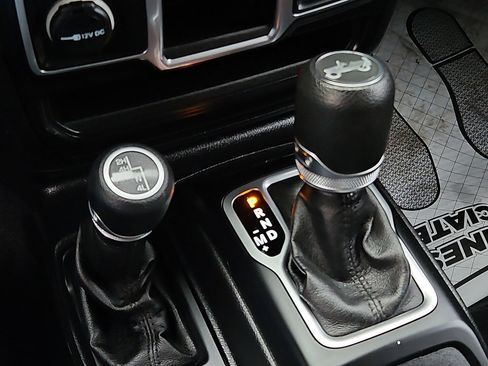 Used 2018 Jeep Wrangler Unlimited Sport image 29