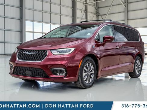 Used 2021 Chrysler Pacifica Touring-L FWD image 1