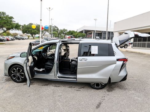 Used 2025 Toyota Sienna Platinum FWD image 11