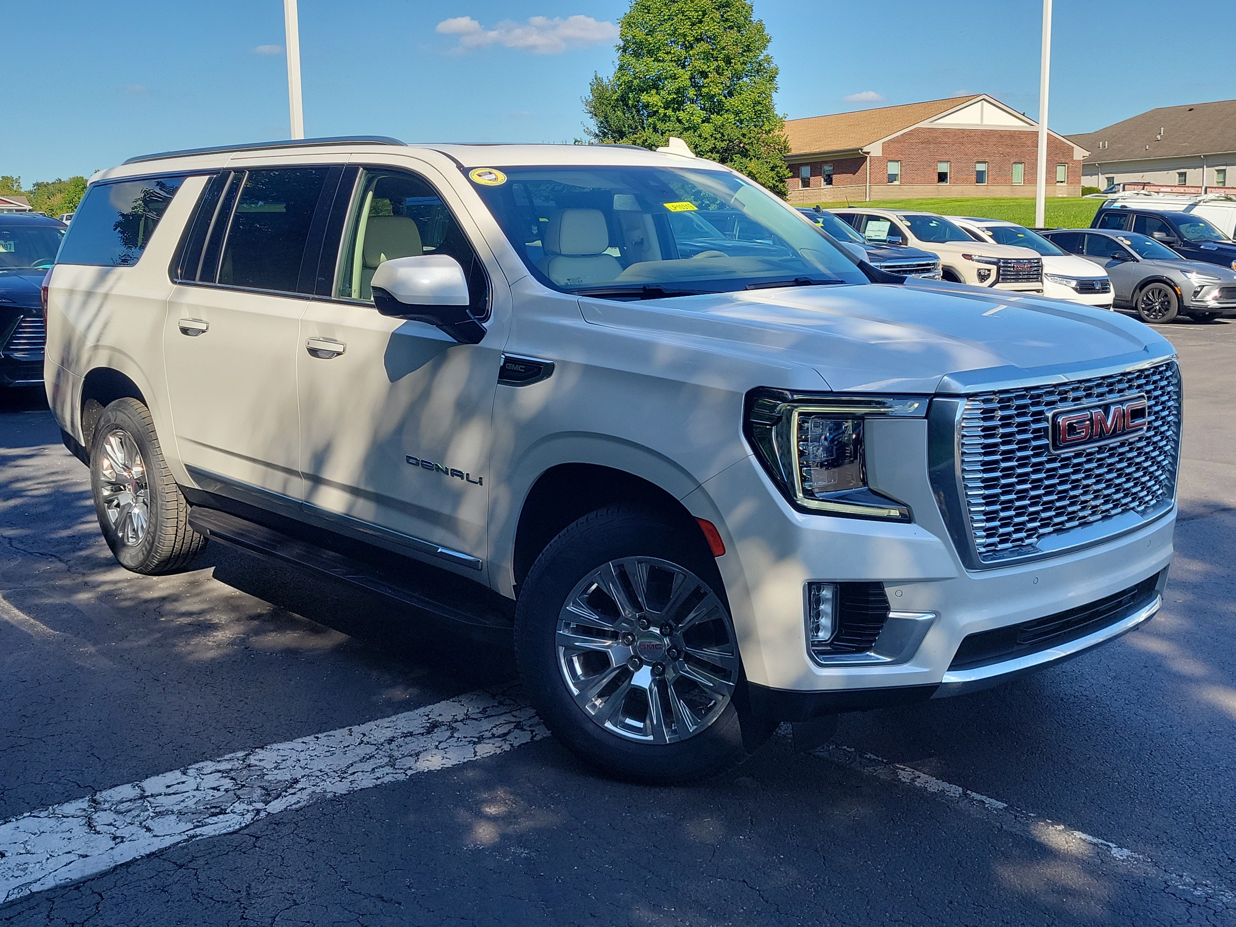 Used 2022 GMC Yukon XL Denali AWD/4WD image 32