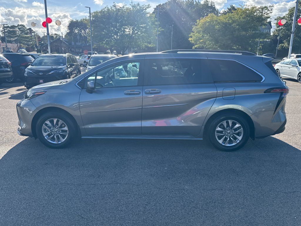Used 2026 Toyota Sienna LE AWD/4WD image 4
