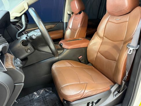 Used 2016 Cadillac Escalade ESV Luxury image 13