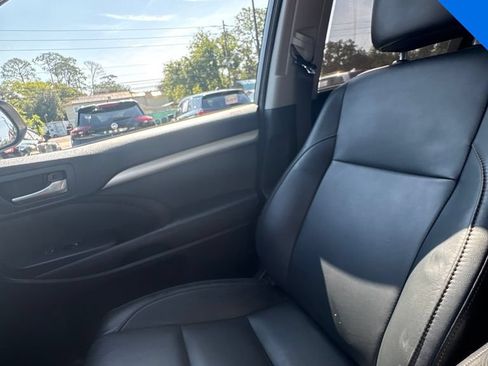 Used 2017 Toyota Highlander XLE AWD/4WD image 29