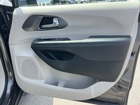 Used 2023 Chrysler Pacifica Touring-L FWD image 24