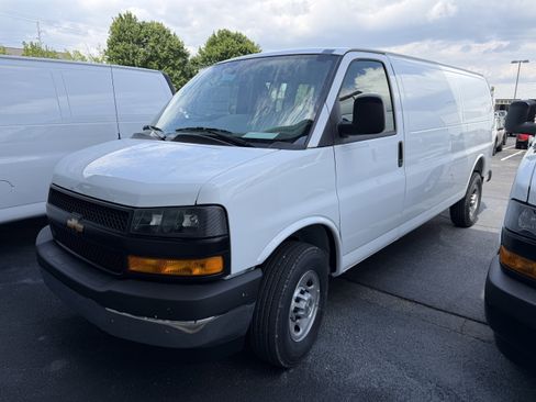New 2026 Chevrolet Express 3500 Extended RWD image 4