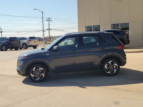 Used 2025 Hyundai Venue SEL FWD image 4