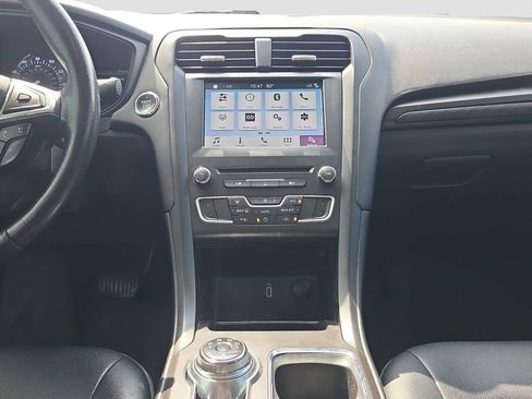 Used 2018 Ford Fusion SE w/ Equipment Group 201A FWD image 14