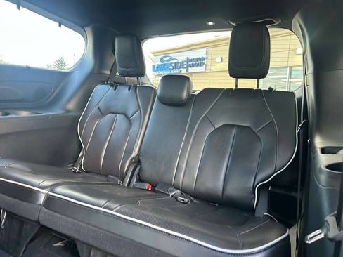 Used 2025 Chrysler Pacifica Limited FWD image 17
