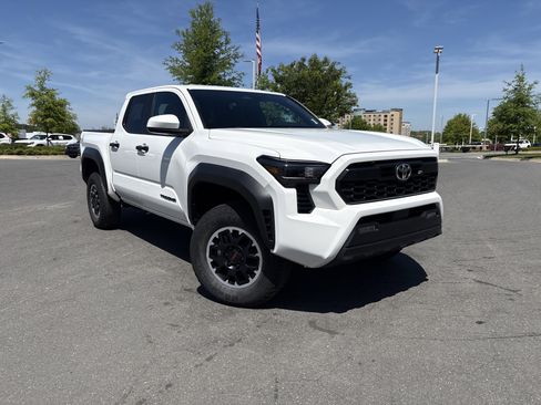 Used 2024 Toyota Tacoma TRD Off-Road image 2