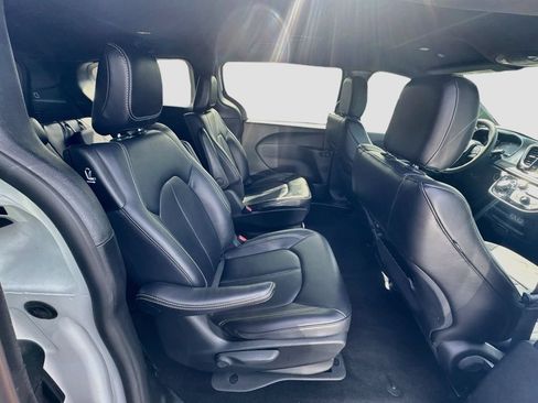 Used 2024 Chrysler Pacifica Limited FWD image 27