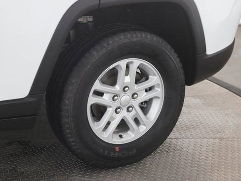 Used 2024 Jeep Grand Cherokee Laredo image 14