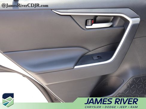 Used 2025 Toyota RAV4 XLE AWD/4WD image 15