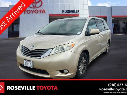 Used 2014 Toyota Sienna XLE FWD image 1