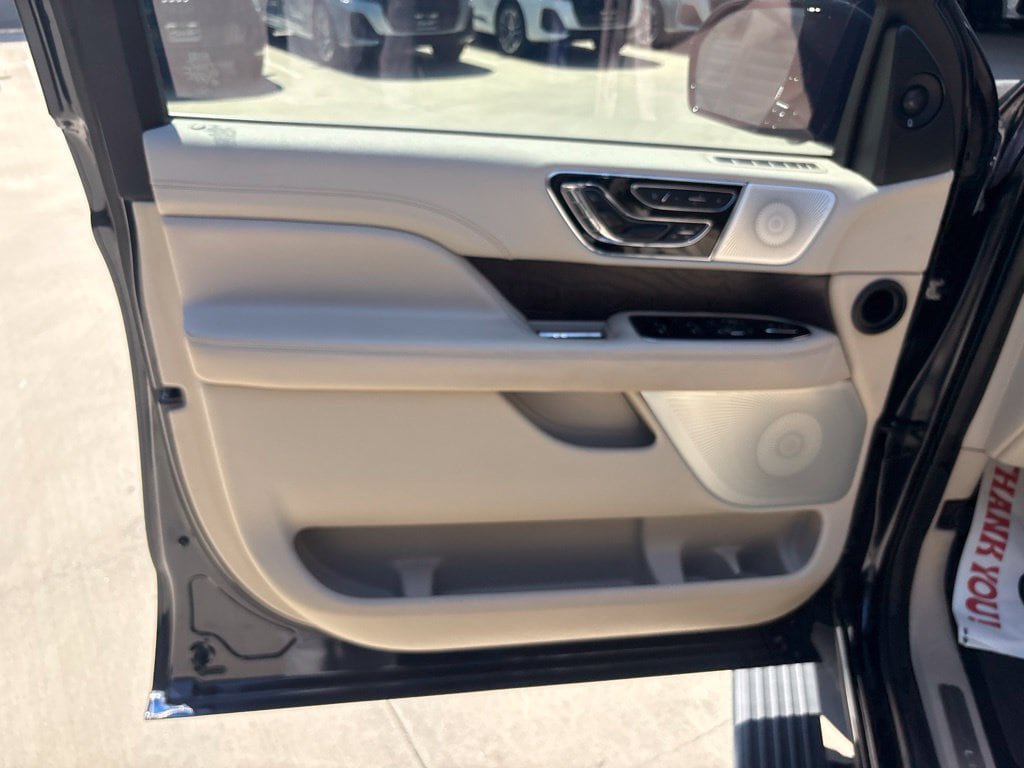 Used 2021 Lincoln Navigator Reserve w/ Luxury Package RWD image 15