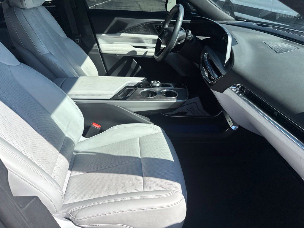 Used 2023 Cadillac Lyriq 2WD image 33