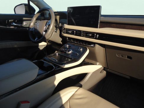 Used 2022 Lincoln Nautilus Reserve w/ Equipment Group 201A image 27