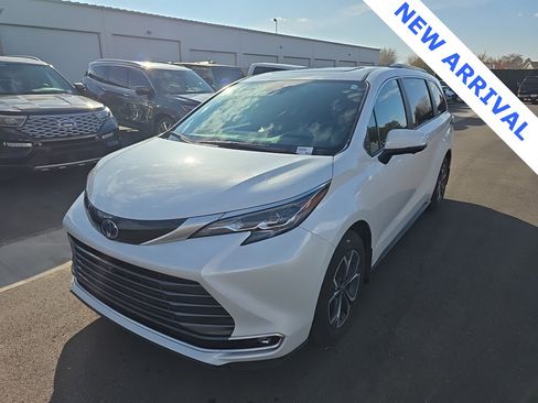 Used 2025 Toyota Sienna Platinum image 4