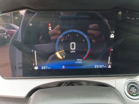 Used 2025 Chevrolet Trax LT w/ LT Convenience Package image 2