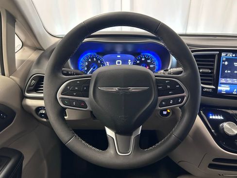 Used 2023 Chrysler Pacifica Touring-L FWD image 9