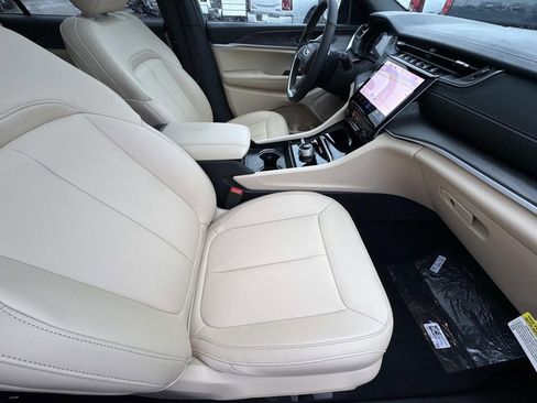 New 2025 Jeep Grand Cherokee L Limited AWD/4WD image 13
