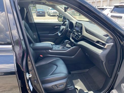 Used 2022 Toyota Highlander XLE AWD/4WD image 21