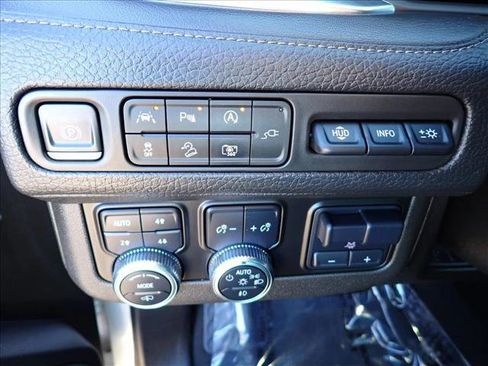 Used 2022 GMC Yukon XL Denali w/ Denali Premium Package image 19