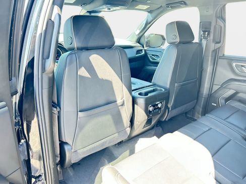 Used 2024 GMC Yukon SLT AWD/4WD image 12