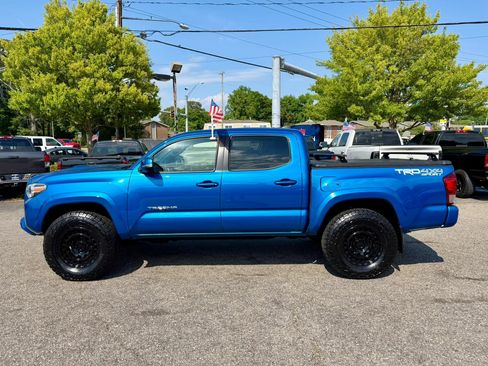 Used 2018 Toyota Tacoma TRD Sport AWD/4WD image 2
