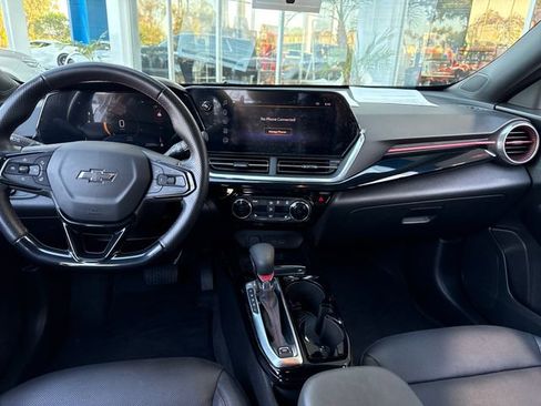 Used 2024 Chevrolet Trax RS w/ Sunroof Package FWD image 12