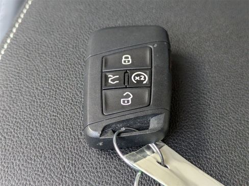 Certified 2025 Volkswagen Taos SE w/ Black Wheel Package image 43