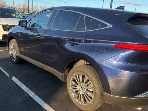 Used 2024 Toyota Venza Limited image 3