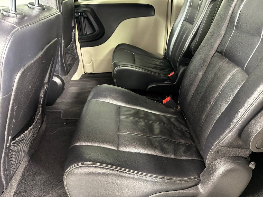Used 2013 Chrysler Town & Country Touring FWD image 17