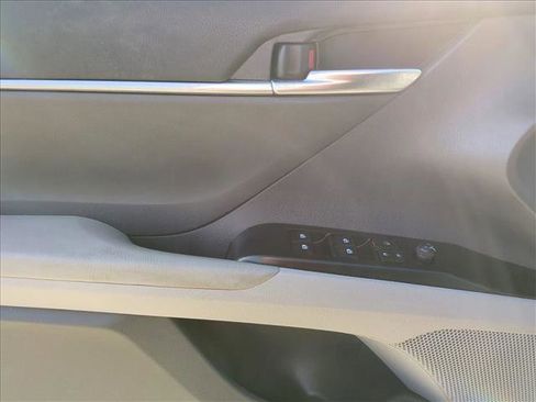 Used 2018 Toyota Camry LE image 11