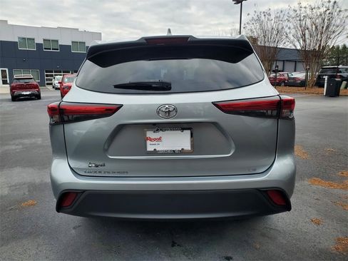 Used 2021 Toyota Highlander LE image 5