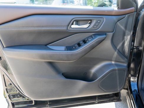 Used 2023 Nissan Rogue SL w/ SL Premium Package image 19