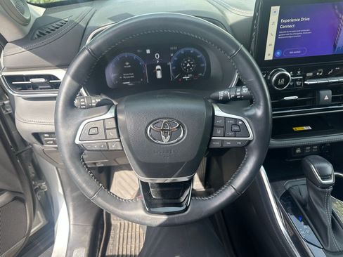 Used 2023 Toyota Highlander Limited image 3