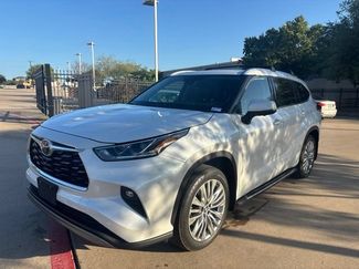Used 2023 Toyota Highlander Platinum FWD video 1