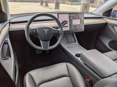 Used 2024 Tesla Model Y Long Range AWD/4WD image 12