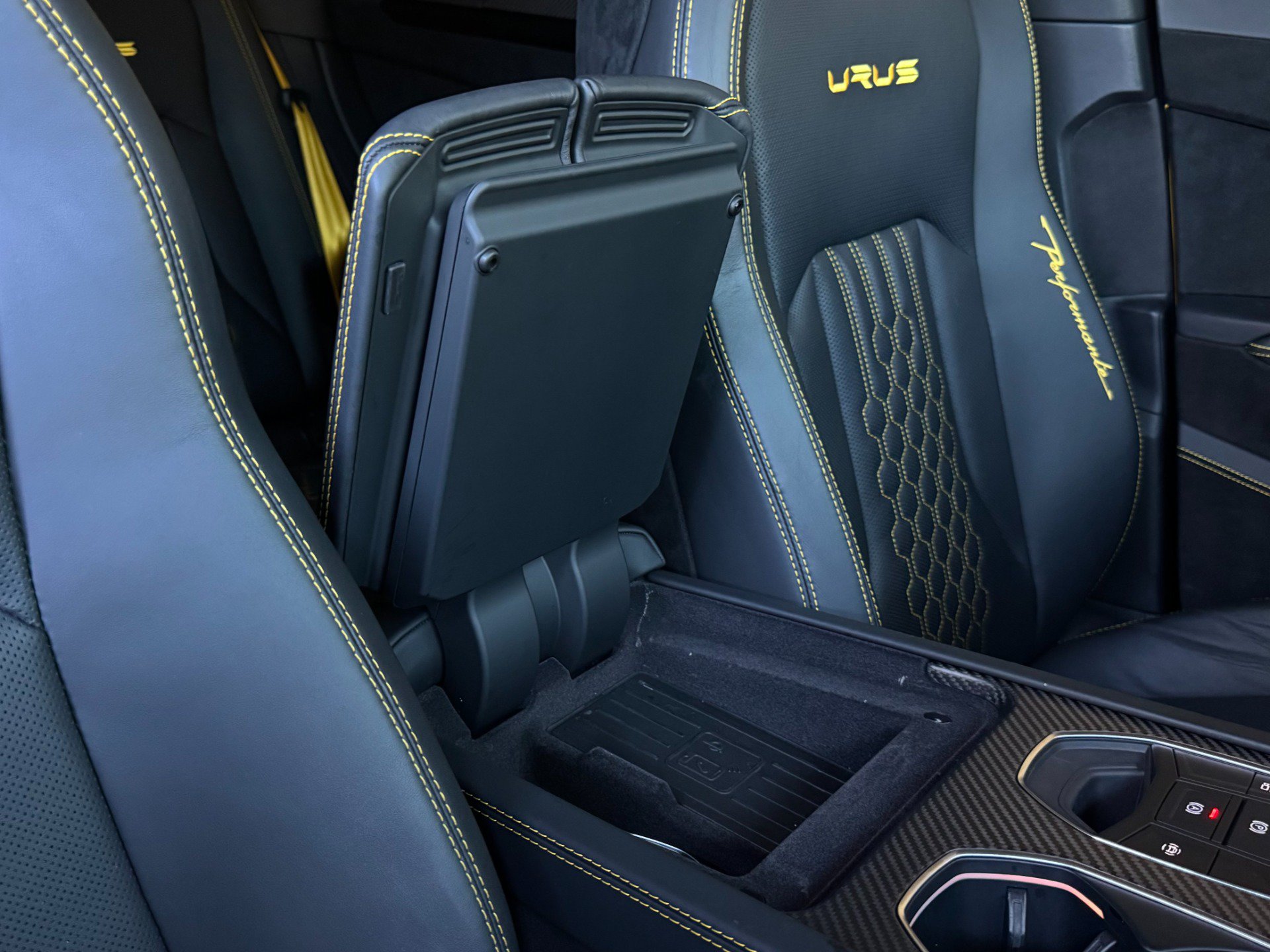 Used 2024 Lamborghini Urus Performante AWD/4WD image 32
