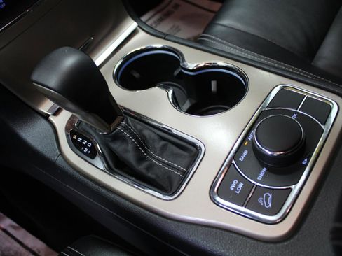 Used 2017 Jeep Grand Cherokee Limited AWD/4WD image 16