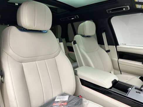 Used 2024 Land Rover Range Rover SE image 11