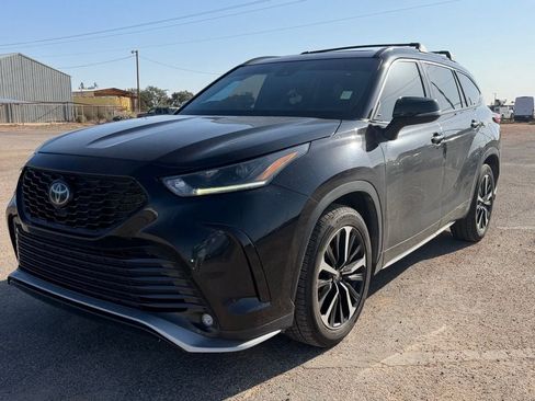 Used 2022 Toyota Highlander XSE FWD image 1