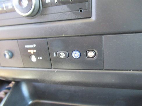 Used 2018 Chevrolet Express 2500 Extended image 31