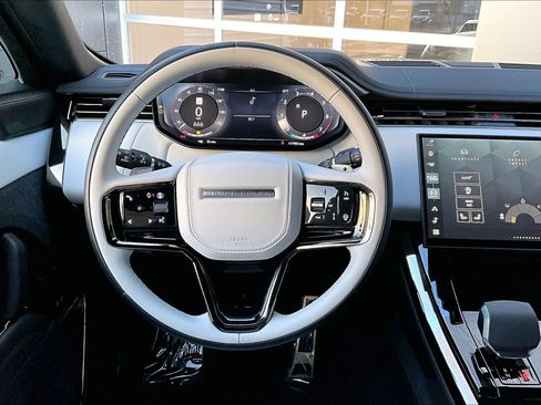 Used 2025 Land Rover Range Rover Sport Dynamic SE image 5
